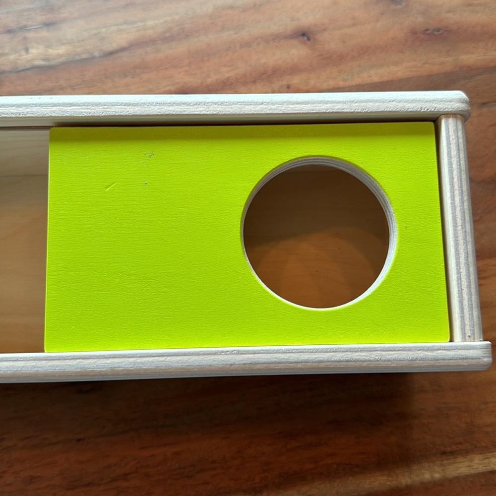 Lovevery sliding top box with felt ball - Picture 2 of 6